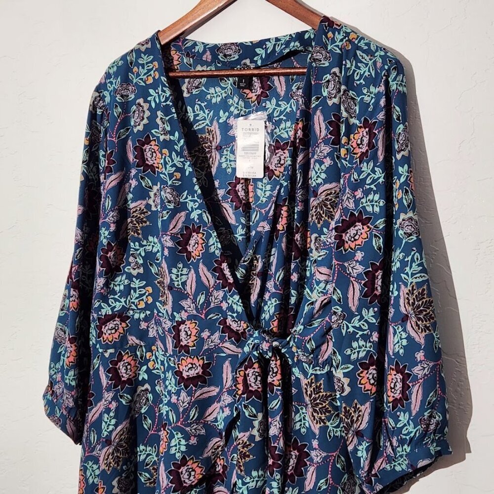 Torrid Women's Wrap Tunic Blouse in size 1X - Picture 3 of 6